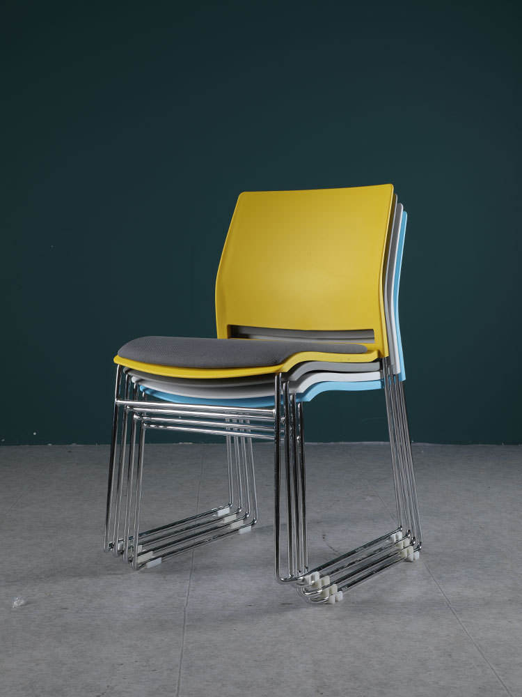 Venta al por mayor, silla de entrenamiento apilable con asiento de plástico y estructura de acero con reposabrazos, silla moderna para reuniones para oficina y sala de estudio escolar